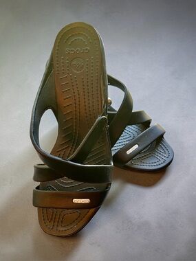 CROCS Women's Cypress Black Crisscross Strap Heels, Sandals, Like New, 9 Wide